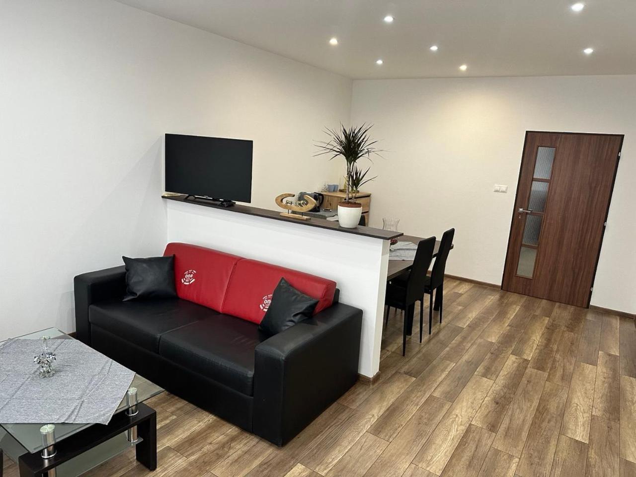 Newly Renovated 2 Rooms Apartment Downtown Nitra Buitenkant foto